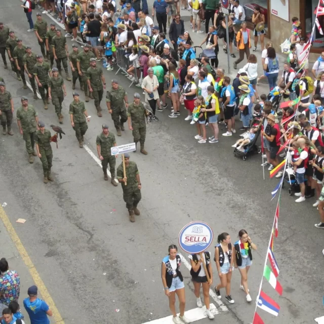 El desfile del sella sigue sunando a los reyes, niñ@s y gaiter@s.....este año militares con sus rapaces!!!
#Sella2024 #estoeselsella #Arriondas #Ribadesella