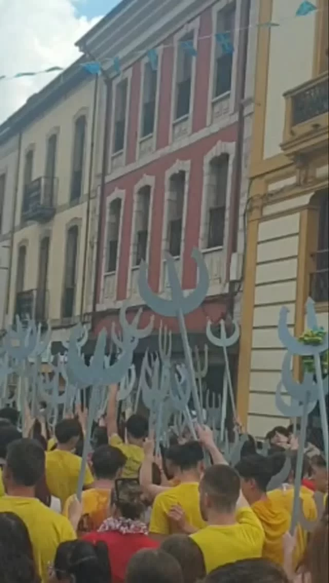 GRAN Desfile hoy en #infiesto!!!
Ya hay ganas de salir a la calle!!!!
👏👏👏
@somosselleros @los_tritones_ @asociacionroblondecoya @entainaribeseya @losbotijoscangasdeonis